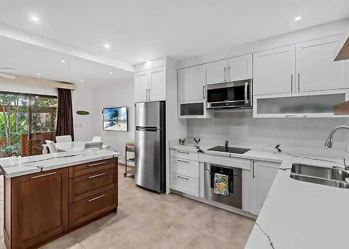 Colorful & Private 2-bedroom Just A Short Walk From The Coco