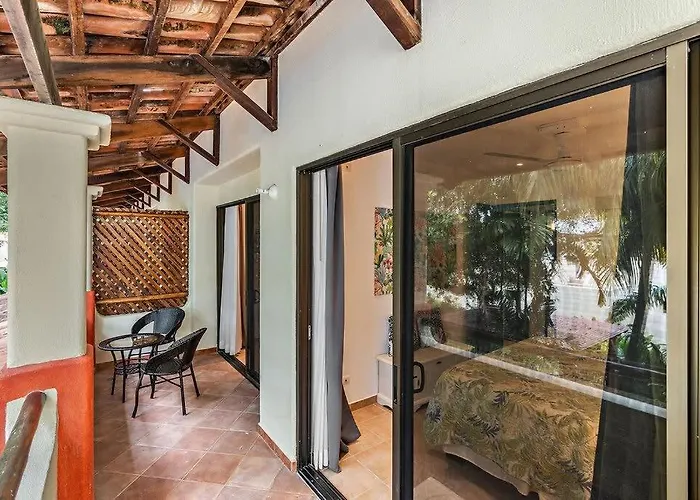 Colorful & Private 2-bedroom Just A Short Walk From The Apartamento