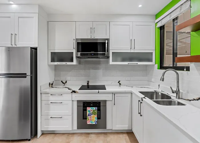 Colorful & Private 2-bedroom Just A Short Walk From The Apartamento
